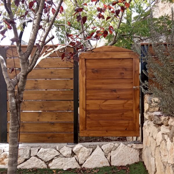 גדר ושער עץ בהר אדר